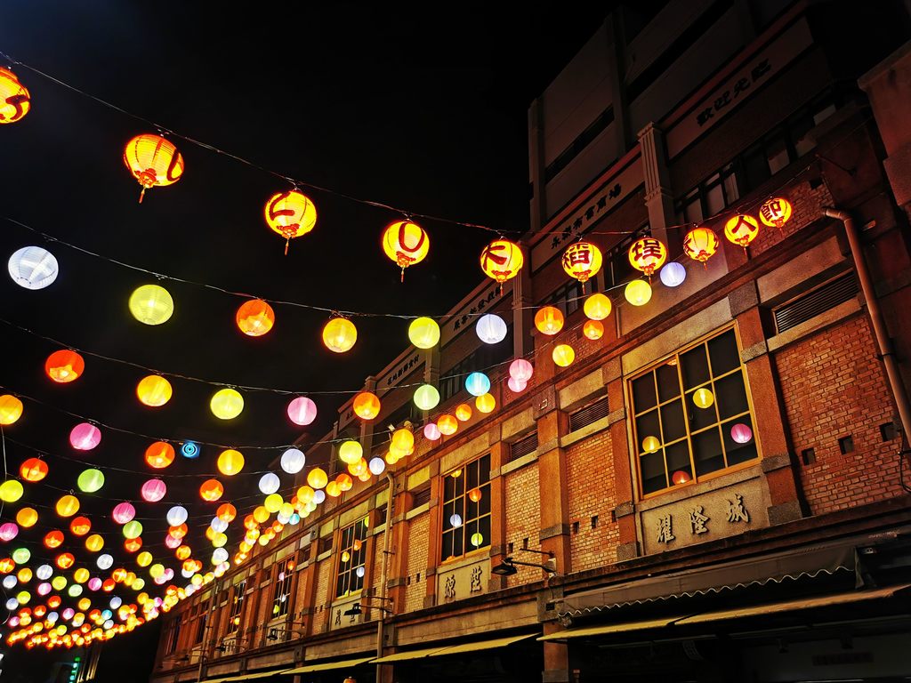 永樂廣場幸福燈飾即日起至9月20日，每天1800-2200亮燈，打造最夯約會及IG打卡景點。