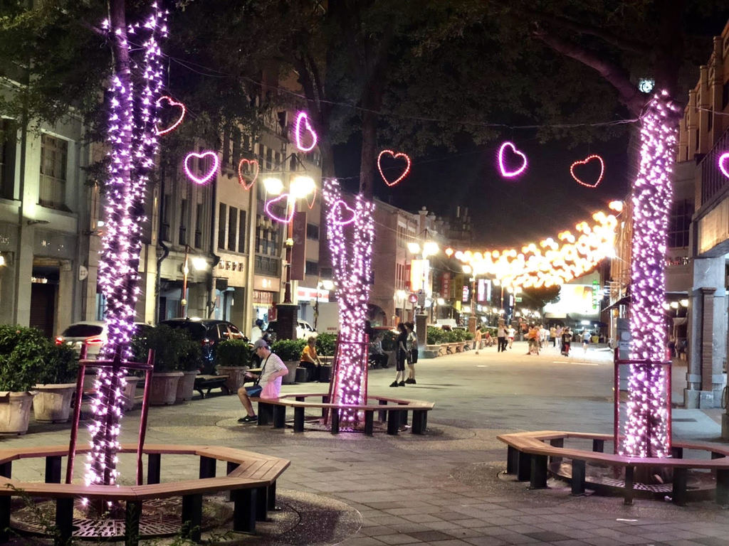 树上悬挂爱心灯饰，一起来永乐广场感受满满的粉红氛围