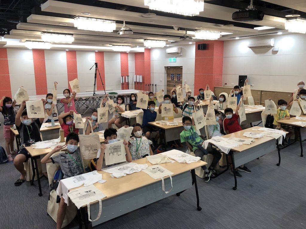 台北探索館小志工研習營跟著老師們一起完成屬於自己的絹印T恤和提袋