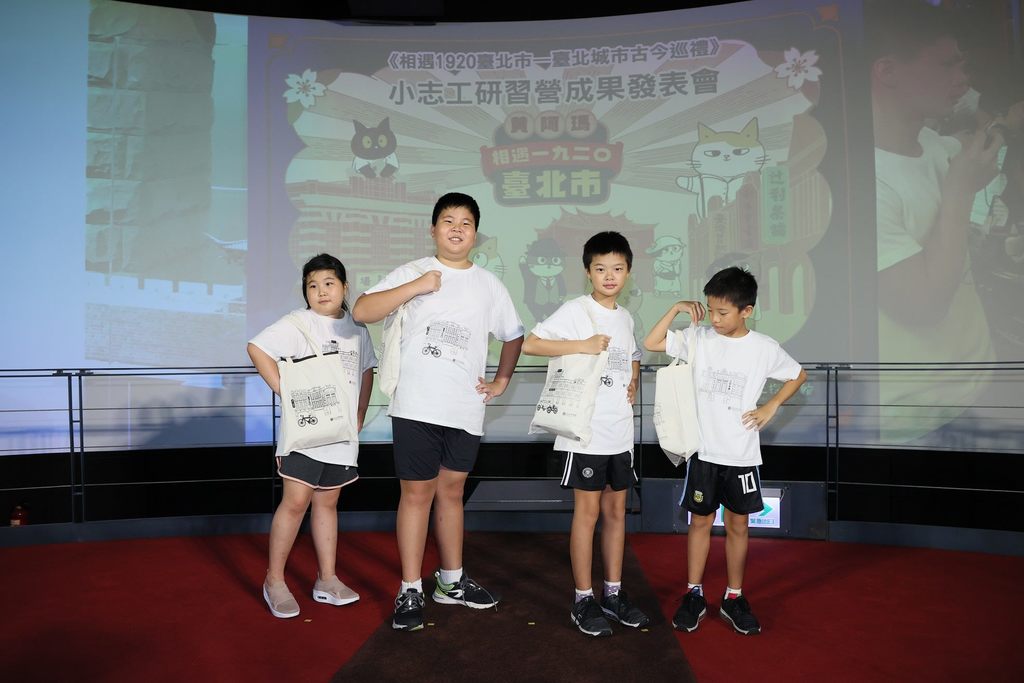 在結訓典禮上，永平國小楊立宇、楊立芯兄妹；劍潭國小史賀守、史松澤兄弟也穿上親手製作的絹印T恤走秀。.JPG