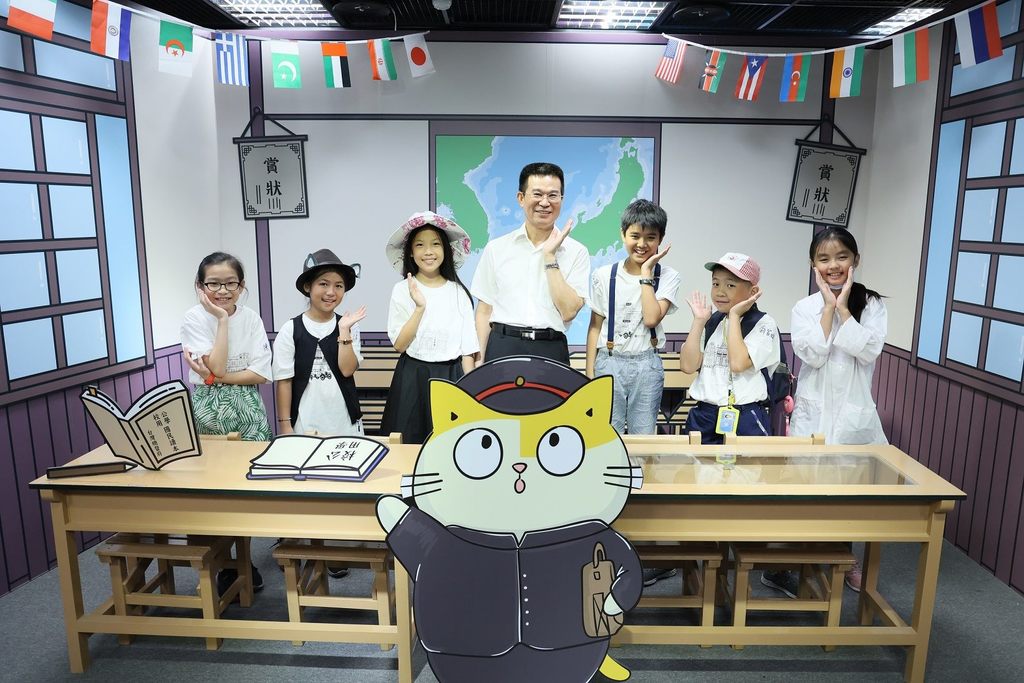 6位学员代表担任小小导览员,装扮成特展特色限定角色,为大家介绍「黄阿玛相遇1920台北市」特展。.JPG