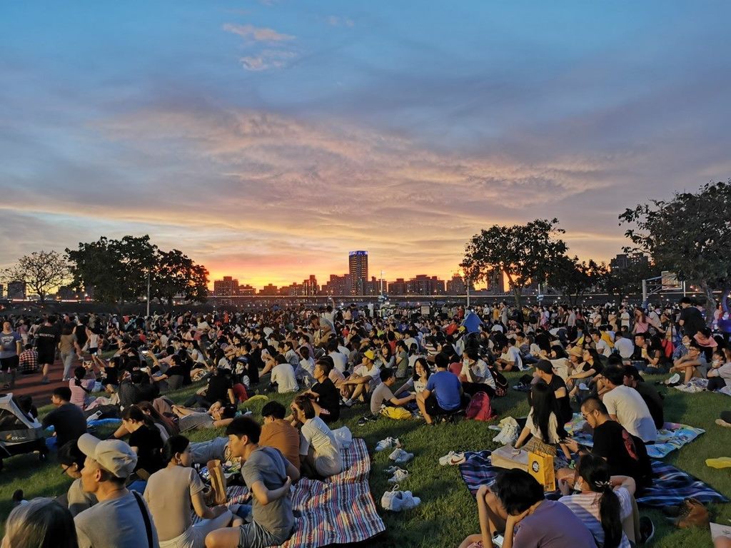 2020大稻埕情人节活动精彩,吸引许多民众到河岸享受悠闲夏日时光。