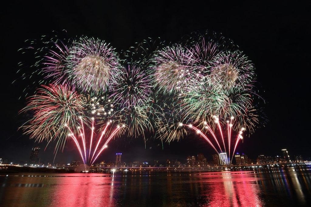 480秒爱你爱你烟火秀,照亮整个台北水岸夜空,让所有人都感到浪漫又幸福。