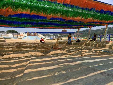 海洋遊戲場旁邊就是共融式沙坑，小朋友可以開心來玩沙。