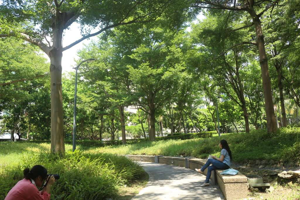 康乐公园下凹式广场，隔绝了都会的嘈杂