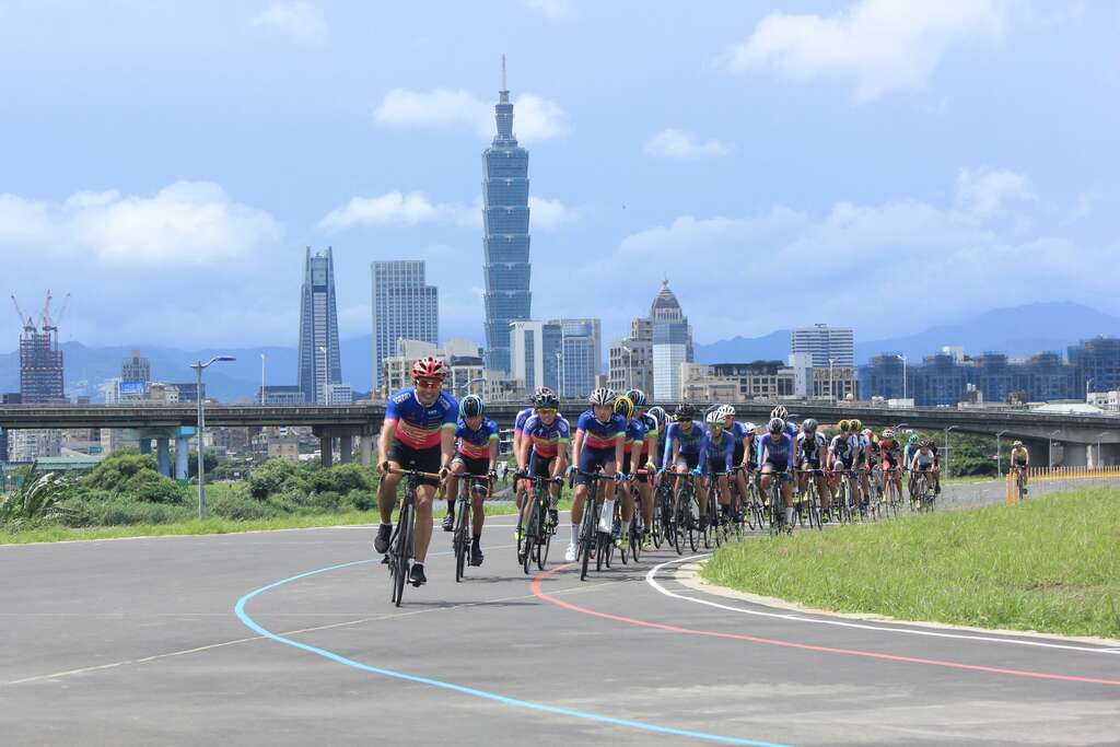 体育局李再立局长（左1）与西松高中及大理高中国中部之基站选手们共同试骑观山河滨公园自由车练习场赛道