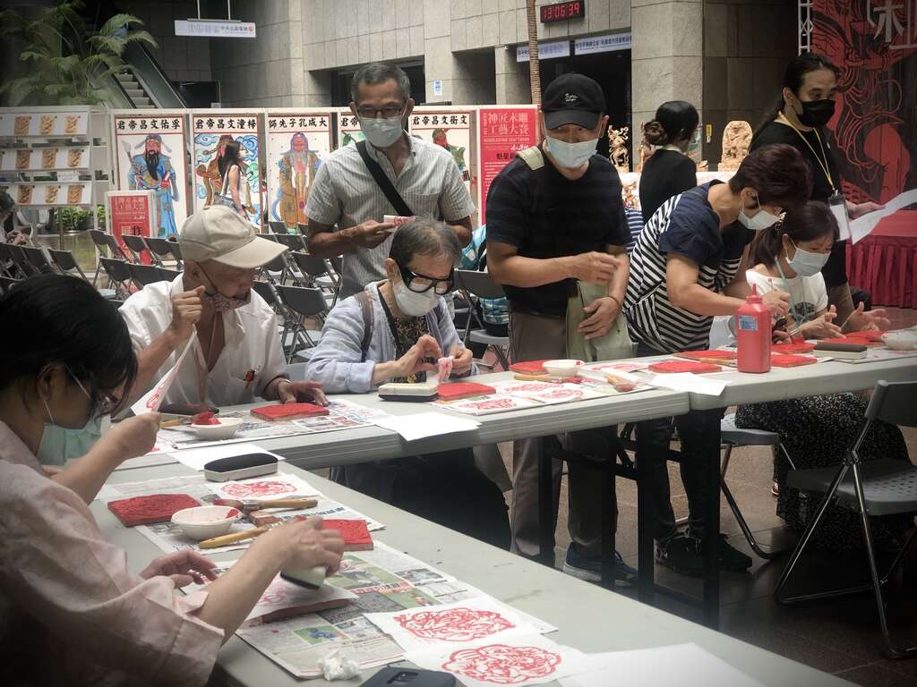 现场民众热情参与版印DIY