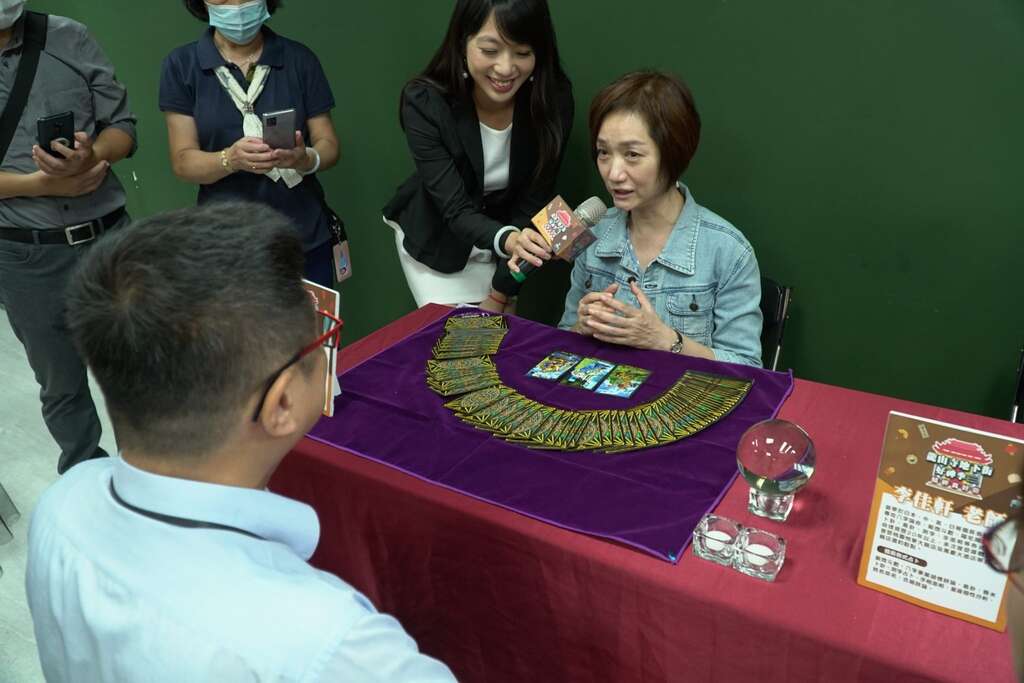 产业发展局林局长崇杰体验卜卦文化