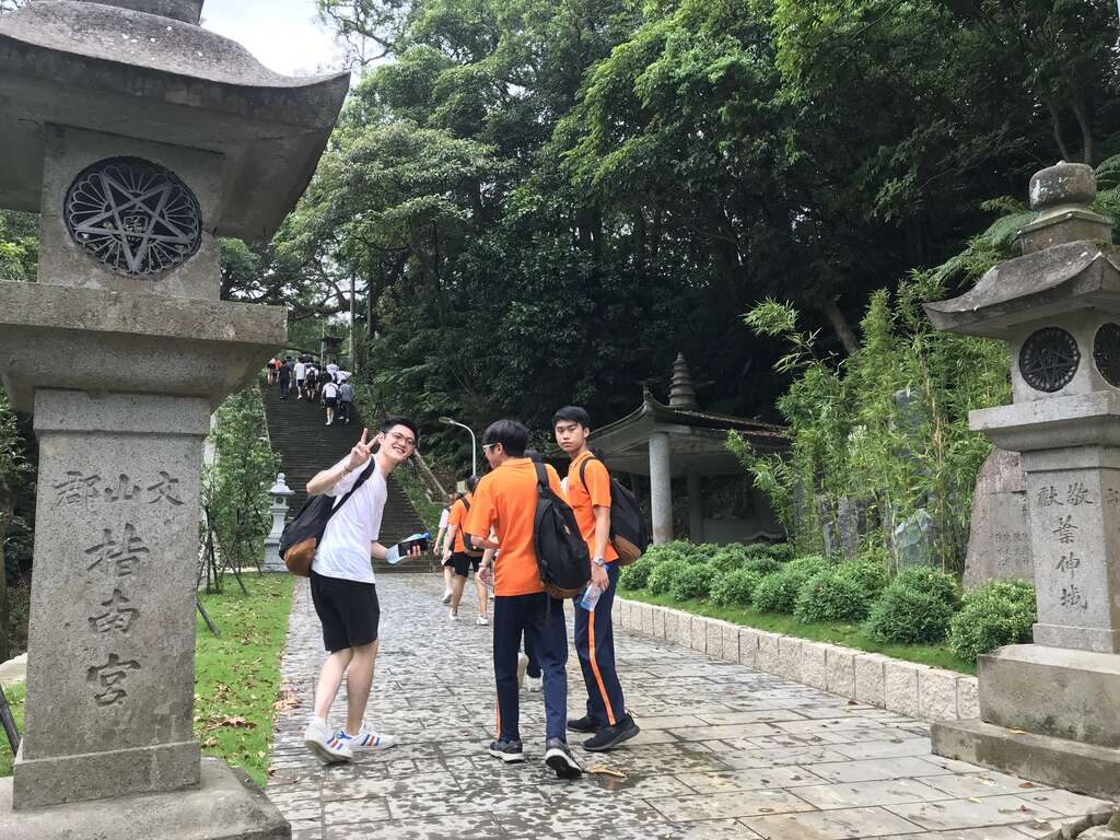 民众开心健行去