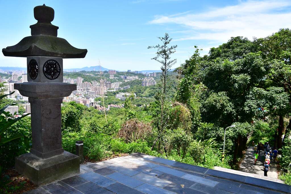 石灯笼旁眺望台北美景