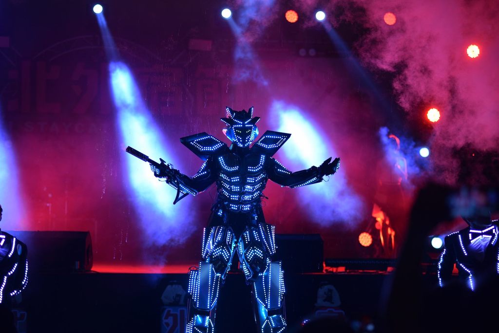 开场表演由LUXY BOYZ 带来精彩LED雷射舞衣及大型机器人表演，炒热现场气氛。.JPG