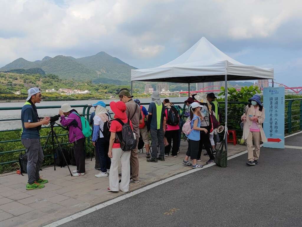 健走活动搭配赏鸟解说，带民众运动纾压也充实知识