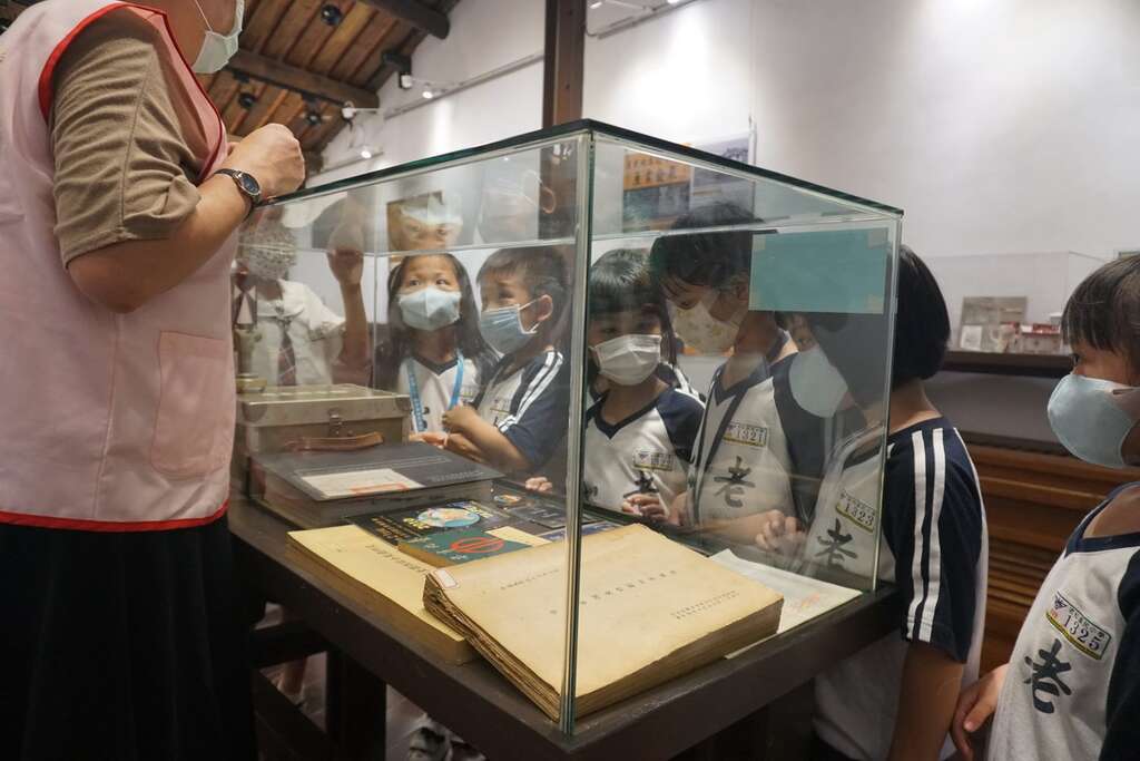 老松國小學童在導覽志工解說下參觀展品