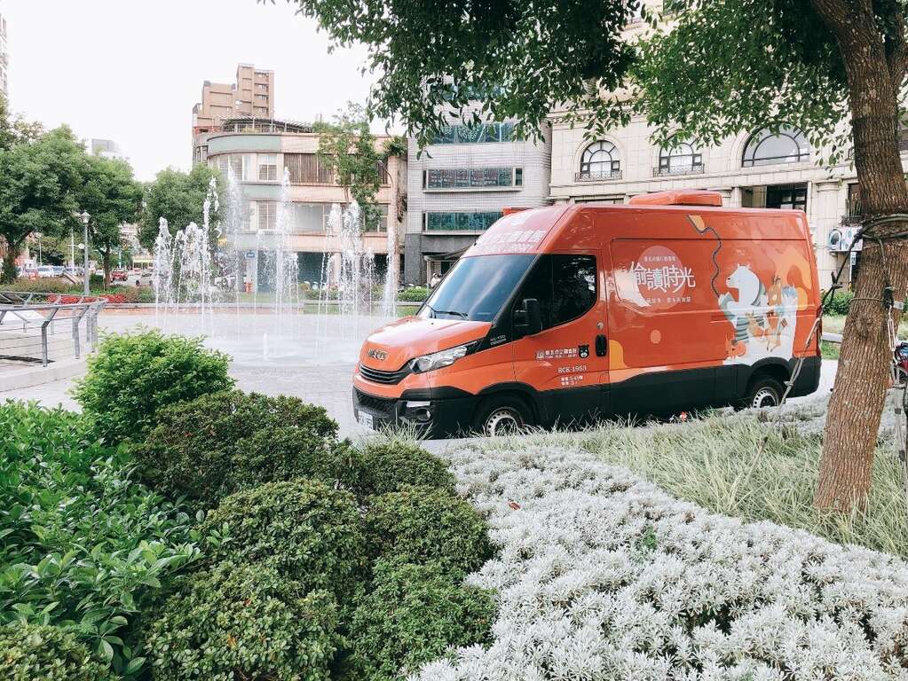 ：行动书车换上当下最夯的珊瑚红，高话题性的车体颜色搭配超可爱的主视觉，让行动书车不只好看和好玩，还是拍美美照片的人气景点呢！