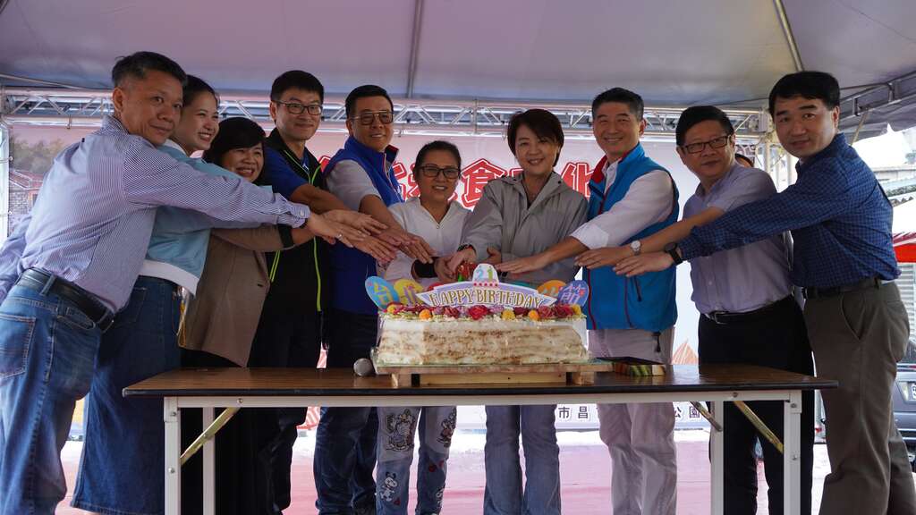 台北市黄副市长珊珊(右4)、台北大桥头延三商圈发展促进会理事长陈颖慧(左4)、台北市政府产业发展局局长林崇杰(右2)、台北市商业处处长高振源(右1)、台北市商圈联合会理事长洪文和(左1)、台湾商圈产业观光发展联合总会理事长周水美(左3)及其他贵宾切蛋糕合影