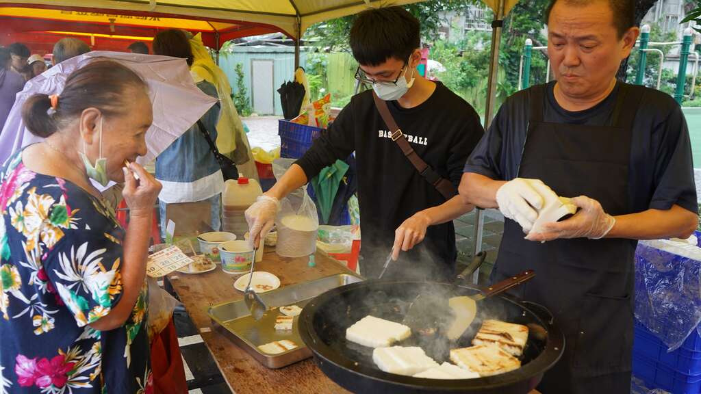 民众品尝传统美味米食