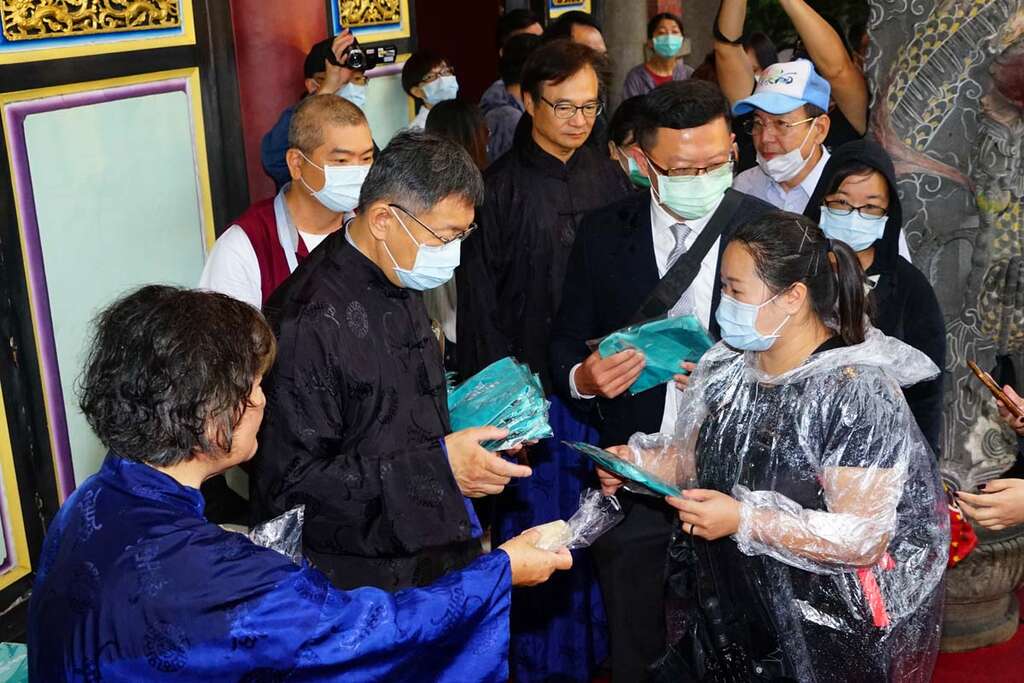 1090928_389_中華民國109年臺北市各界紀念大成至聖先師孔子誕辰2570周年釋奠典禮-領取贈品_高讚賢攝