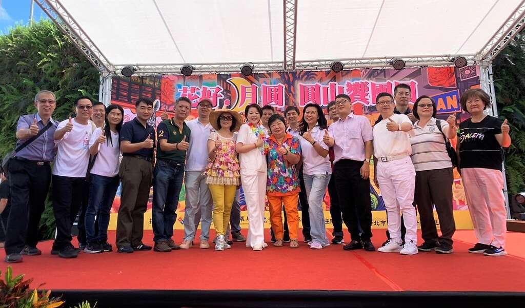 黄珊珊副市长(左8)与台北市政府产业发展局林崇杰局长(右3)及台北市商业处处长高振源(左4)与现场贵宾大合照