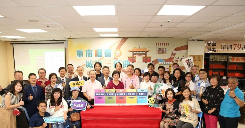 现场长官贵宾合影，祝福活动顺利