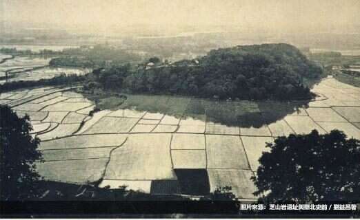 日治時期(約1930前後)芝山岩遺址遠景(照片來源：芝山岩遺址與臺北史前，劉益昌著)