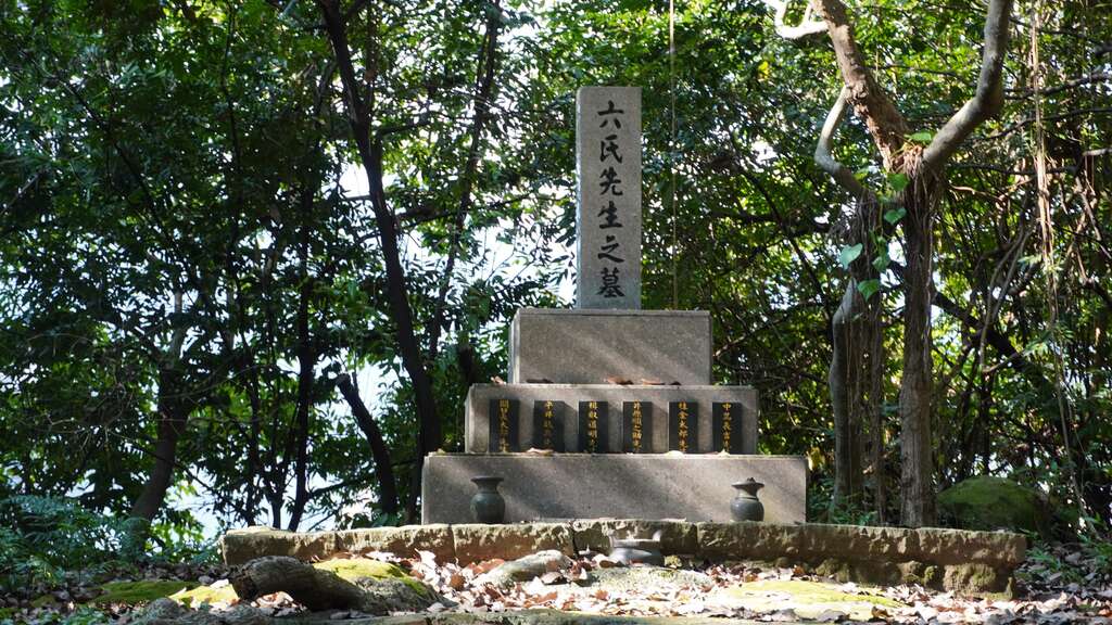 碑下立誌說明芝山岩事件始末及史蹟與設施位置圖