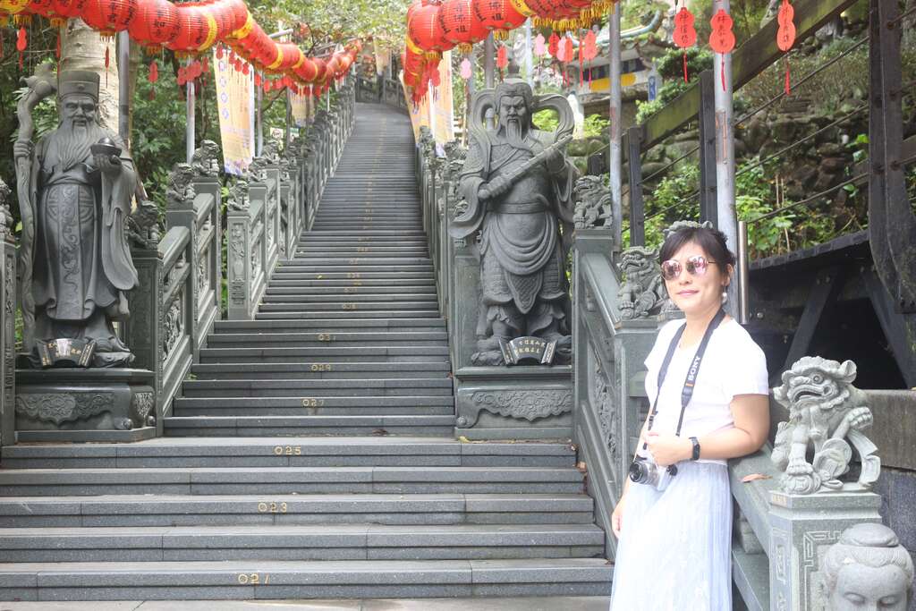 緩緩拾級而上，沿途肅穆而莊嚴