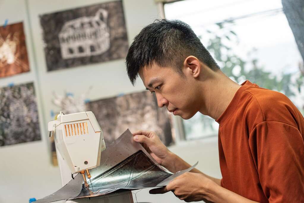 艺术家黄至正运用墨水、银箔、铝箔等复合媒材透过不同的影像、转印、缝制、拼贴完成