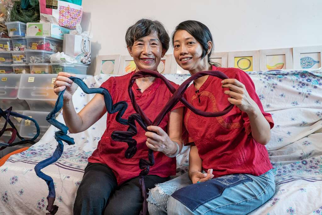 艺术家杨芳宜与妈妈赖桂春共同创作