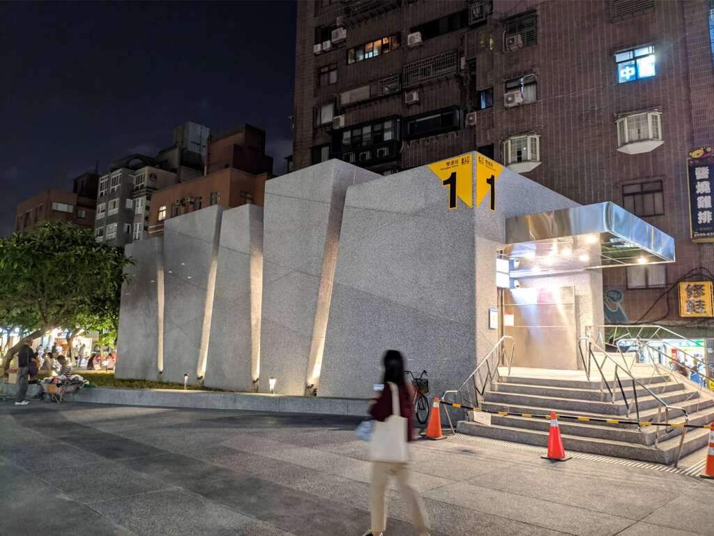 雙連站出口側面夜景