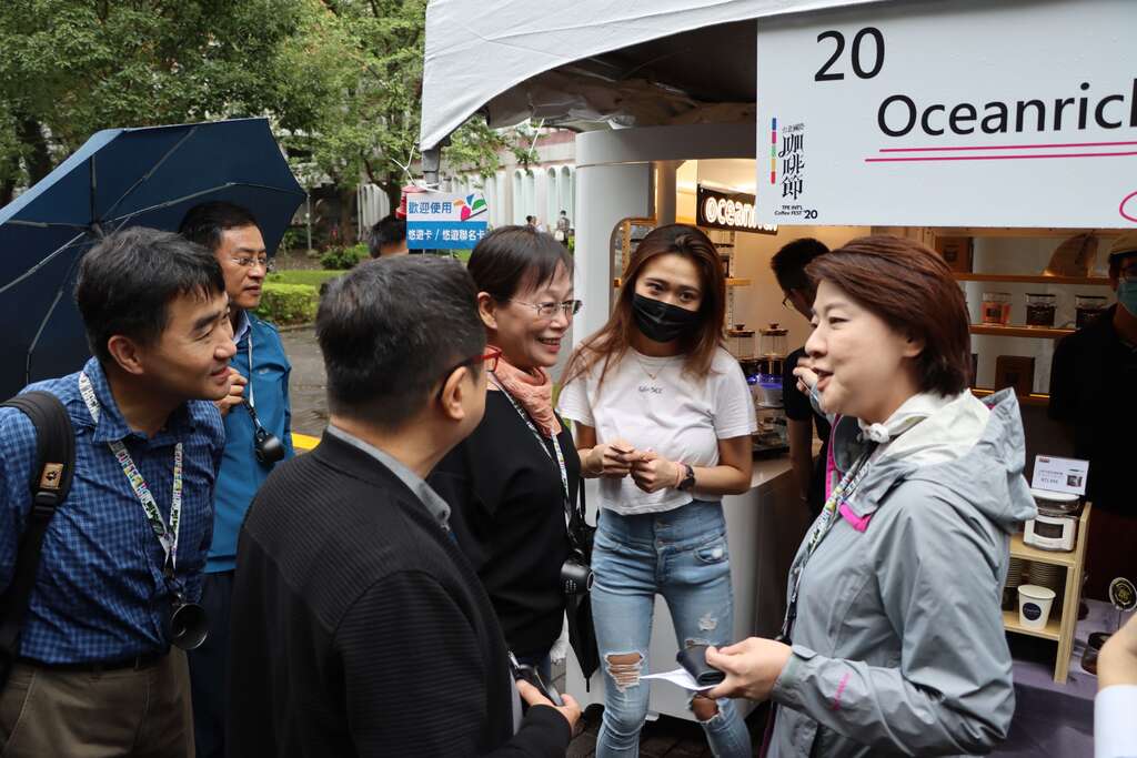 台北市副市长黄珊珊与市集店家互动