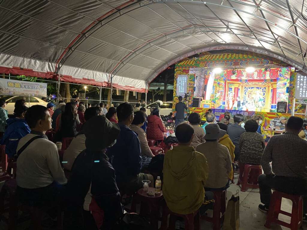 中山场-民众聚精会神观看歌仔戏