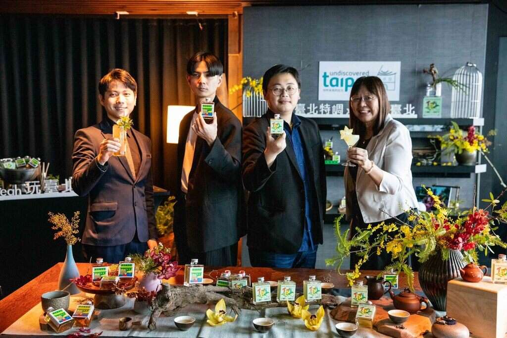 北市观传局奕霆局长、WAT品牌创意长邱文骏、随意鸟地方餐饮集团林韦申经理一同推广台北市夜间观光