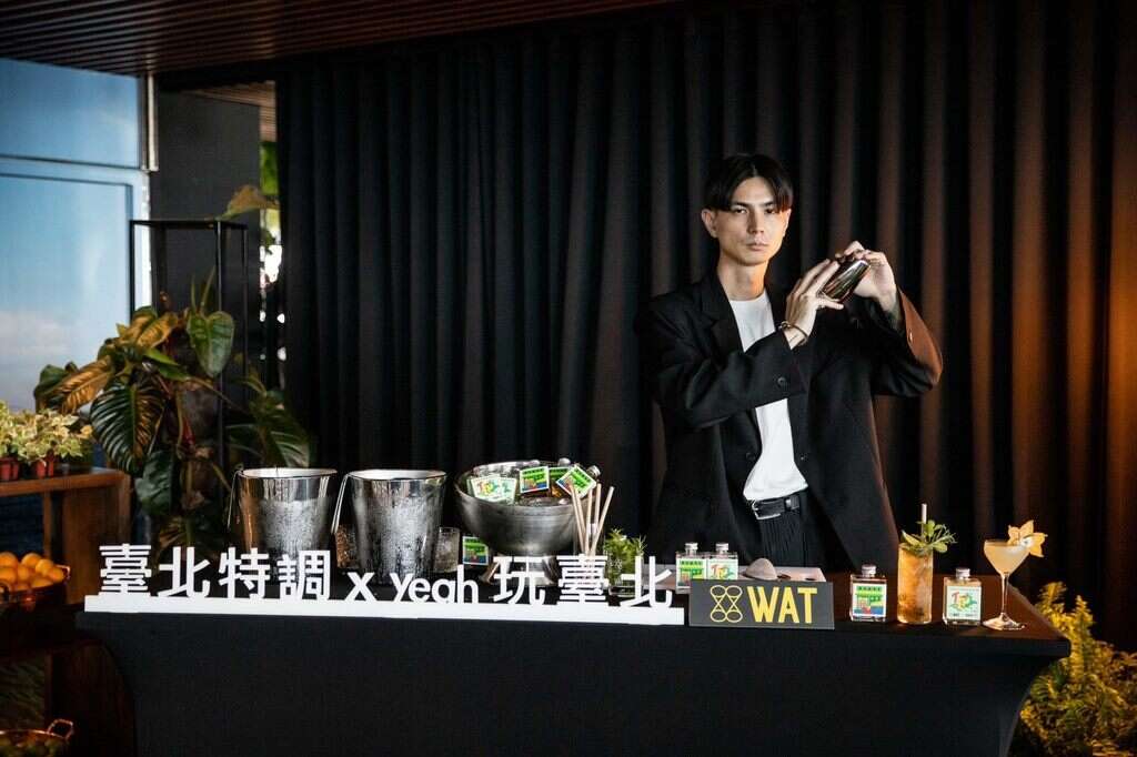 WAT品牌创意长邱文骏现场以shaker雪克杯亲自示范两款台北特调鸡尾酒调酒