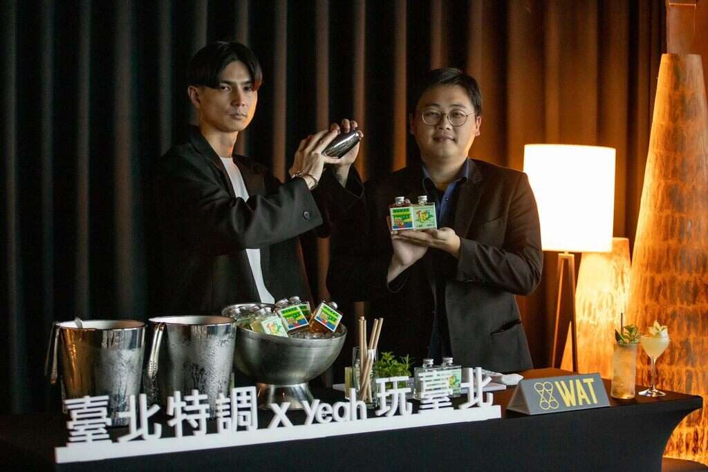 WAT品牌创意长邱文骏现场示范两款台北特调鸡尾酒调酒，并邀请观传局刘奕霆局长试饮