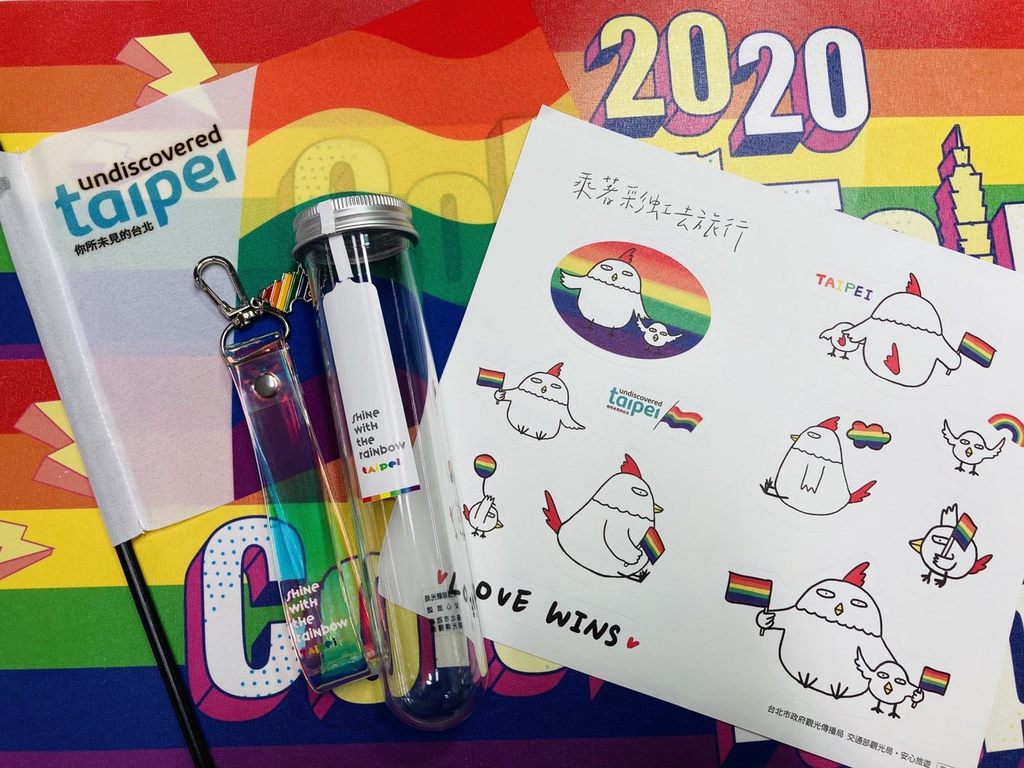 图六观传局将於今(29)晚6点至10点於市民广场「彩虹地景」处发送彩虹小纪念品