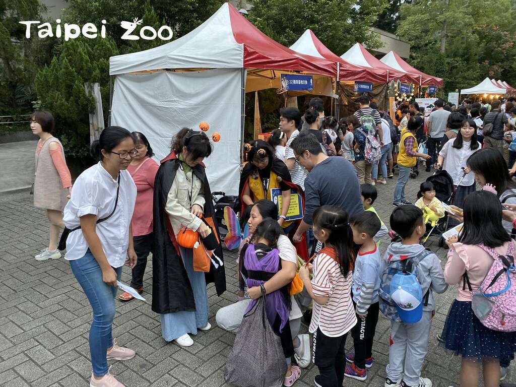 「黑白雙星」星探會在園區巡邏,找尋最有創意的民眾上台走秀