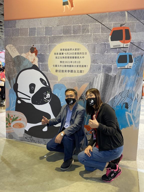 臺北市副市長蔡炳坤與觀光傳播局副局長李麗珠於臺北館合影，行銷本府三貓計畫及可愛
