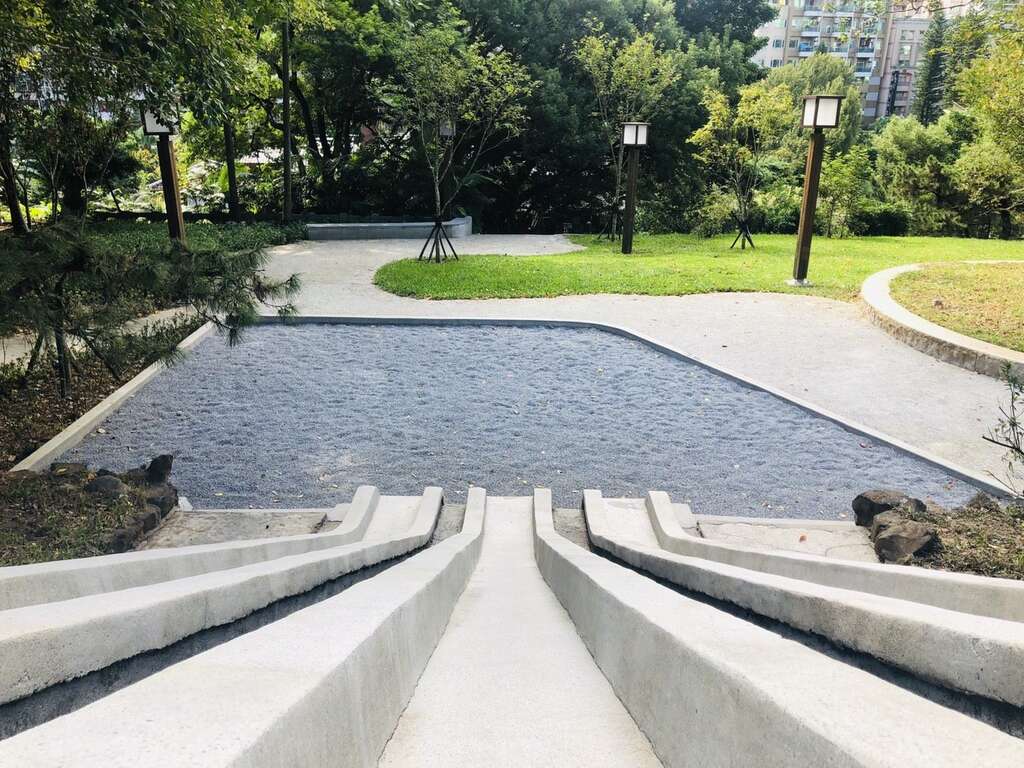 百年磨石子溜滑梯與新鋪面結合