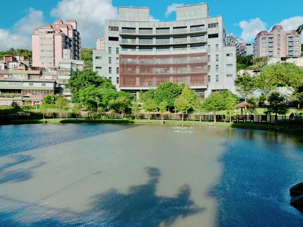 公馆公园生态池波光粼粼