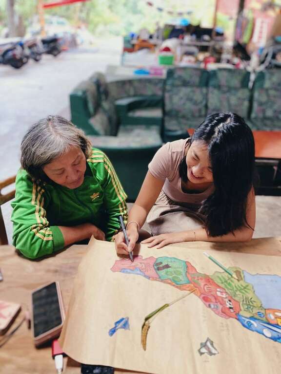 王意馨深入台东旅行，藉由当地人介绍的各乡镇名产绘制成地图。