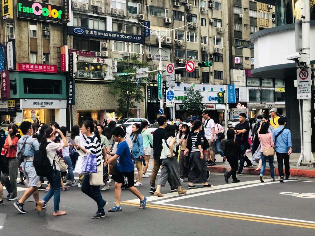 东区商圈周年庆巷弄街道游逛人潮
