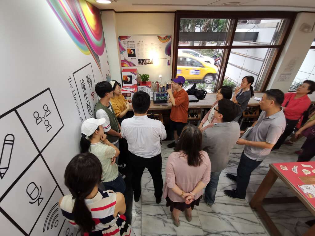 夥红＿後生创客解说中的青年