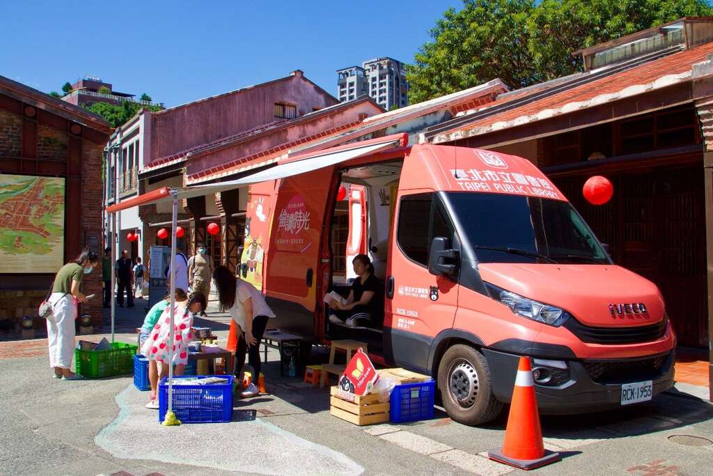 行动书车换上当下最夯的珊瑚红，高话题性的车体颜色搭配超可爱的主视觉，让行动书车不只好看和好玩，还是拍美美照片的人气景点呢！