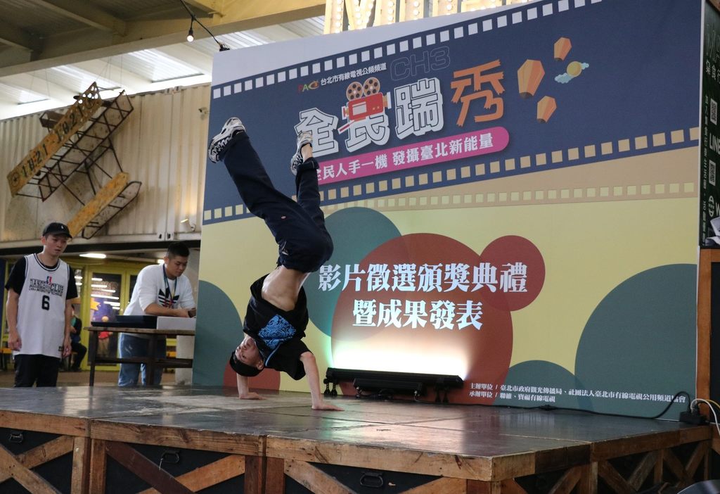 Real_Soul_Crew舞团开场表演_现场吸引许多民众观看