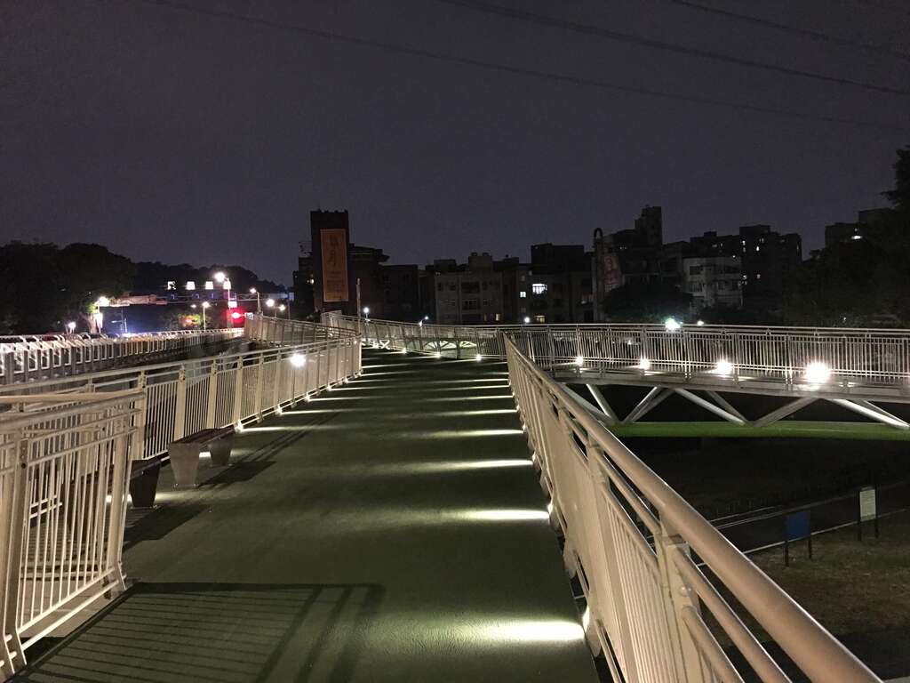 新设景观桥夜间照片2（由右岸往左岸看）