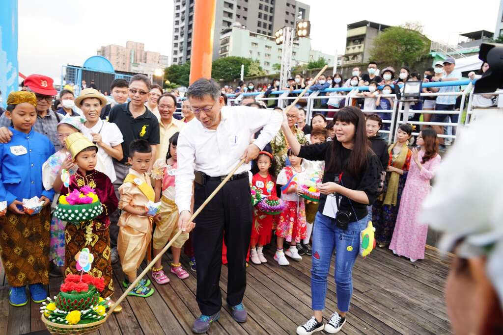 多元文化活動水燈節-市長示範施放水燈_劉佳雯攝_錫口碼頭