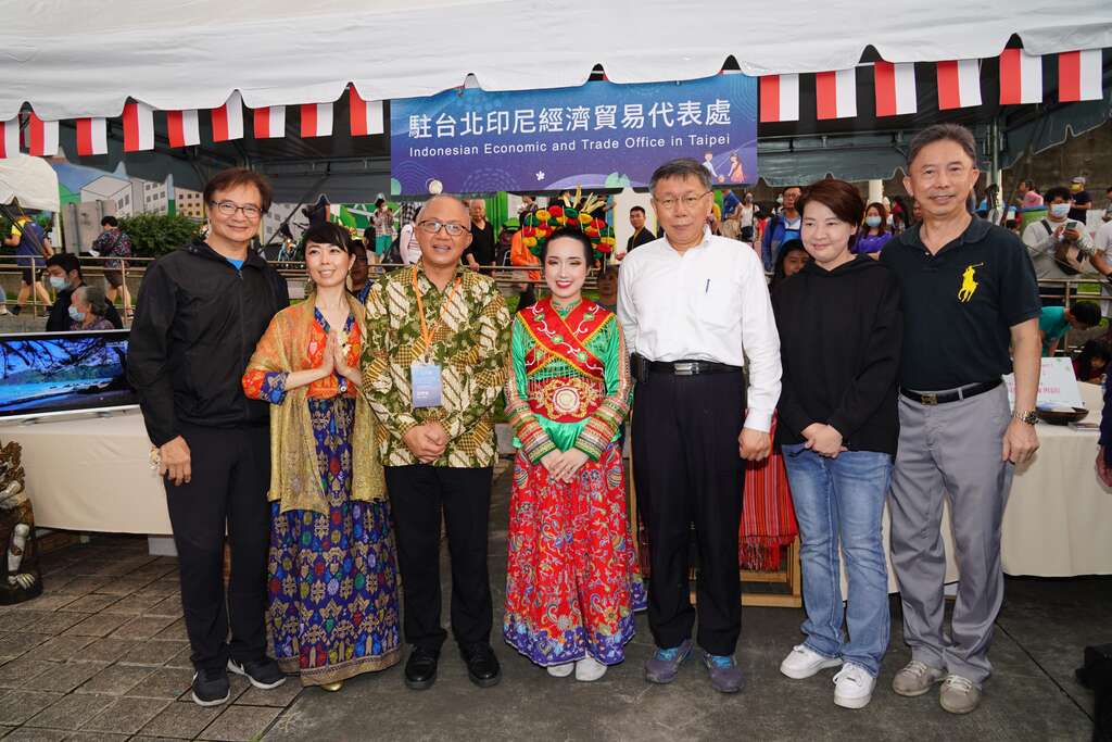 多元文化活動水燈節-印尼經濟貿易代表處攤位前合影_劉佳雯攝_錫口碼頭