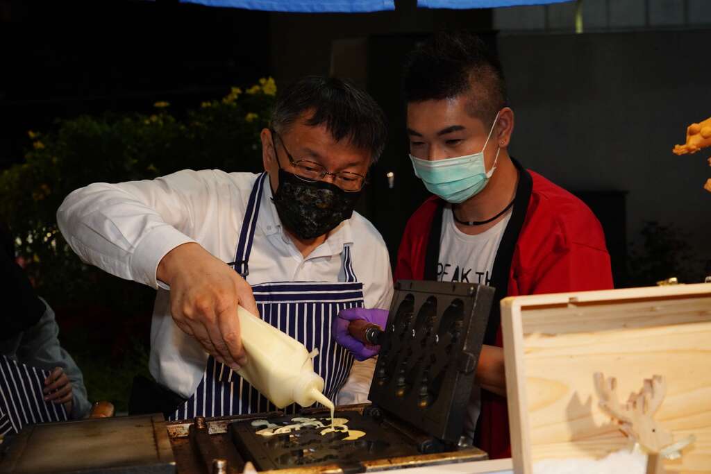 出口音乐节-市长尝试制作鸡蛋糕_刘佳雯摄_爵士广场