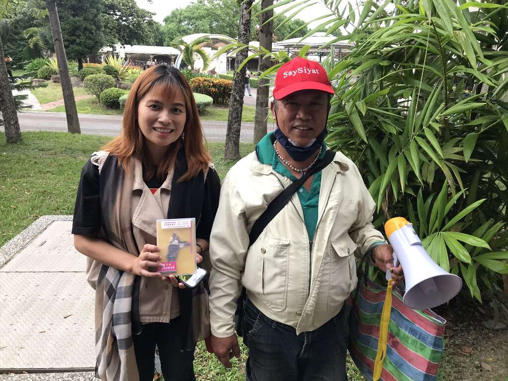 导览活动有奖徵答，民众喜获原住民族纸雕笔记本。