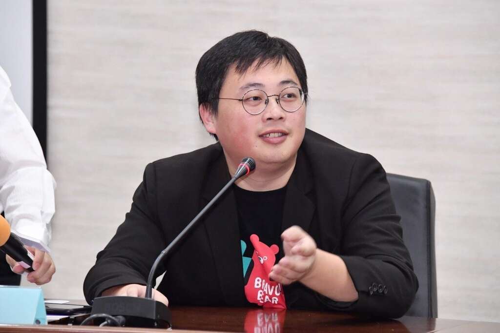 觀傳局長劉奕霆補充，民眾可於12月20日開始上傳身分證到官網登記自由行補助，並於24日開始於平日(周日至四)入住本市合作旅宿，每房每晚可折千元，每一身分證字號限用1次；團客補助則分三階段補助至燈節為止，鼓勵旅行業者包裝臺北二天一夜以上旅遊行程，每人亦補助千元團費。